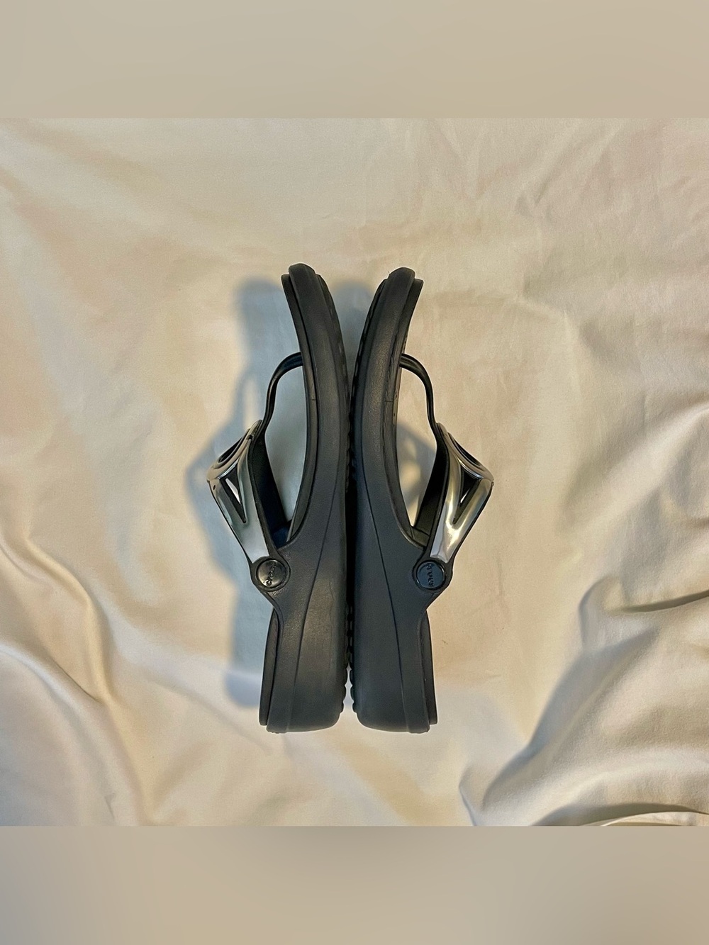 CROCS Sanrah Wedge - Silver Ring/Comfort/Flip~Flop - Women’s Sz 8 - Black/Silver - Picture 6 of 10